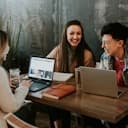 Jeune personne avec un laptop